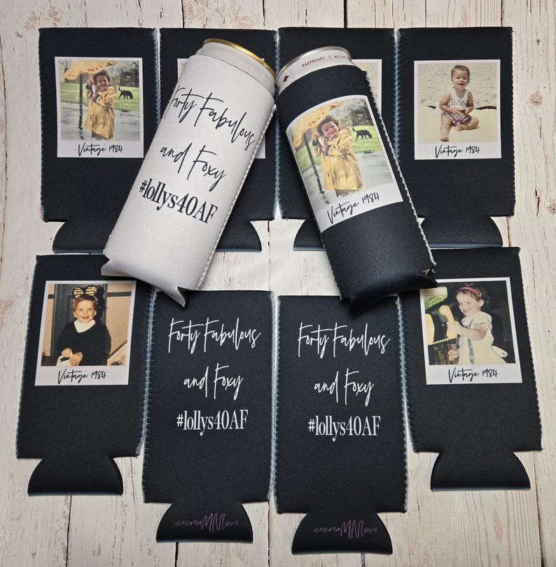 K&ouml;nnte beinhalten: Schwarze Getr&auml;nkek&uuml;hler mit einem Vintage-Foto und dem Text "Forty Fabulous and Foxy #lollys40AF". Ein K&uuml;hler ist wei&szlig;, die anderen sind schwarz. Die K&uuml;hler haben ein Foto eines Kindes.