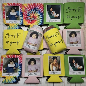 K&ouml;nnte beinhalten: Eine Sammlung von Getr&auml;nkek&uuml;hlern und eine Dose mit Fotos und den Texten "Cheers to 40 years!" und "Vintage 1985." Die K&uuml;hler haben verschiedene Designs, darunter Batikmuster und einfarbige Hintergr&uuml;nde.