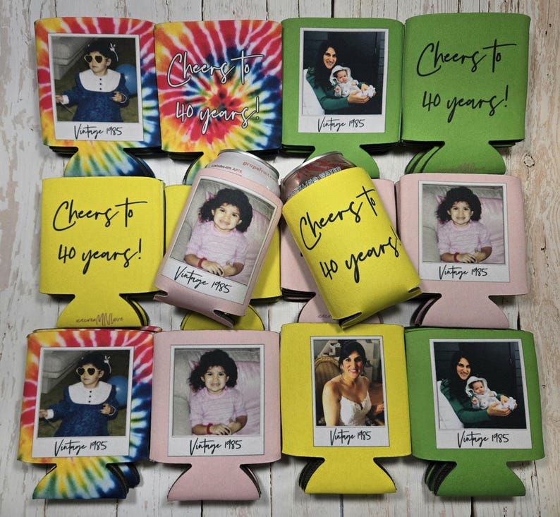 K&ouml;nnte beinhalten: Eine Sammlung von Getr&auml;nkek&uuml;hlern und eine Dose mit Fotos und den Texten "Cheers to 40 years!" und "Vintage 1985." Die K&uuml;hler haben verschiedene Designs, darunter Batikmuster und einfarbige Hintergr&uuml;nde.