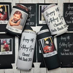 K&ouml;nnte beinhalten: Eine Sammlung schwarzer und wei&szlig;er Getr&auml;nkek&uuml;hler und -halter. Einige zeigen Vintage-Fotos und den Text "Vintage 1984". Andere zeigen "Happy 40th Birthday Ryan! Cheers! Nash Bash 2024" in wei&szlig;er Schrift.