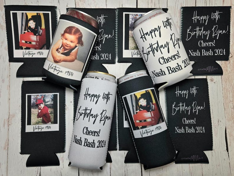 K&ouml;nnte beinhalten: Eine Sammlung schwarzer und wei&szlig;er Getr&auml;nkek&uuml;hler und -halter. Einige zeigen Vintage-Fotos und den Text "Vintage 1984". Andere zeigen "Happy 40th Birthday Ryan! Cheers! Nash Bash 2024" in wei&szlig;er Schrift.