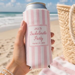 Peut inclure: Un refroidisseur de canette &agrave; rayures roses et blanches avec le texte "Jill's Bachelorette Party, Miami, FL | 2026". Le refroidisseur est tenu sur une plage avec un coquillage et une serviette ray&eacute;e en arri&egrave;re-plan.