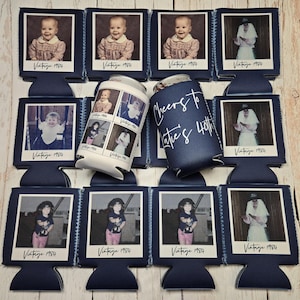 K&ouml;nnte beinhalten: Marineblaue Getr&auml;nkek&uuml;hler und Getr&auml;nkehalter im Fotostil mit Vintage-Fotos. Einige K&uuml;hler tragen den Text "Cheers to Katie's 40th". Die Fotos sind mit dem Text "Vintage 1984" gerahmt.