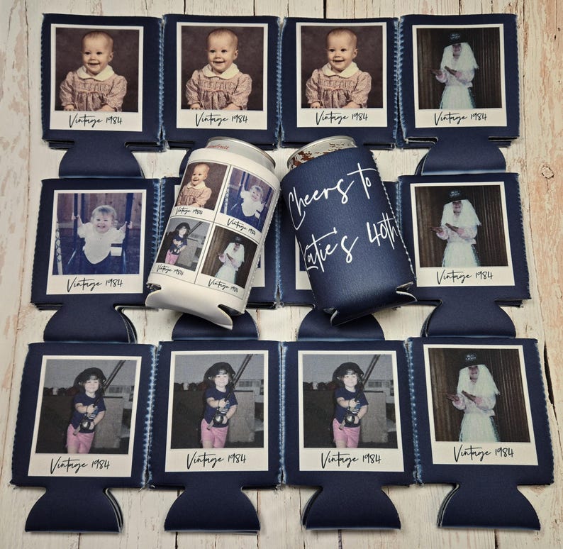 K&ouml;nnte beinhalten: Marineblaue Getr&auml;nkek&uuml;hler und Getr&auml;nkehalter im Fotostil mit Vintage-Fotos. Einige K&uuml;hler tragen den Text "Cheers to Katie's 40th". Die Fotos sind mit dem Text "Vintage 1984" gerahmt.