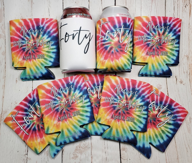 Puede incluir: Conjunto de 8 enfriadores de latas de tie-dye con el texto "Alessia's 40th Birthday" y "Forty" en blanco. Los enfriadores est&aacute;n en un patr&oacute;n de tie-dye arco&iacute;ris.