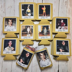 Peut inclure: Plusieurs pochettes isothermes jaunes pour canettes, chacune orn&eacute;e d'une photographie vintage. Le texte "Vintage 1975" est imprim&eacute; sur chaque pochette. Deux pochettes contiennent des canettes. Les photos montrent diverses personnes dans diff&eacute;rents contextes.