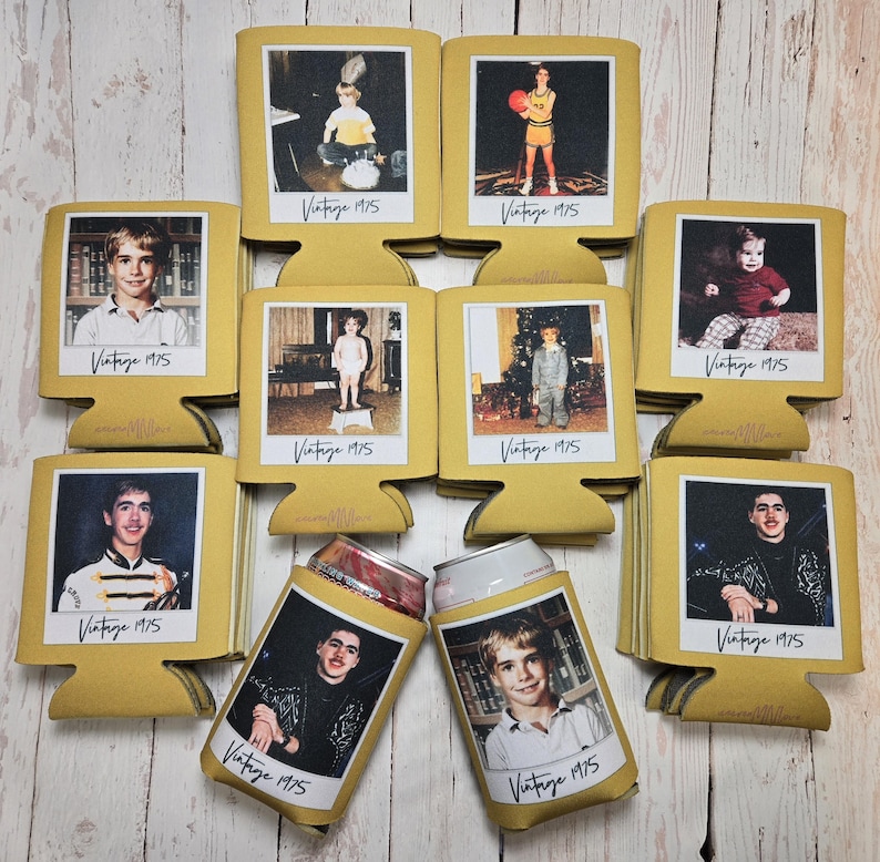 Peut inclure: Plusieurs pochettes isothermes jaunes pour canettes, chacune orn&eacute;e d'une photographie vintage. Le texte "Vintage 1975" est imprim&eacute; sur chaque pochette. Deux pochettes contiennent des canettes. Les photos montrent diverses personnes dans diff&eacute;rents contextes.
