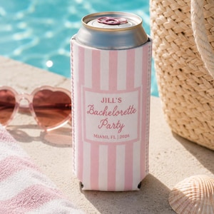 Peut inclure: Un refroidisseur de canette &agrave; rayures roses et blanches avec le texte "Jill's Bachelorette Party, Miami, FL | 2026." Le refroidisseur est &agrave; c&ocirc;t&eacute; d'un sac de plage, de lunettes de soleil, d'un coquillage et d'une serviette ray&eacute;e.