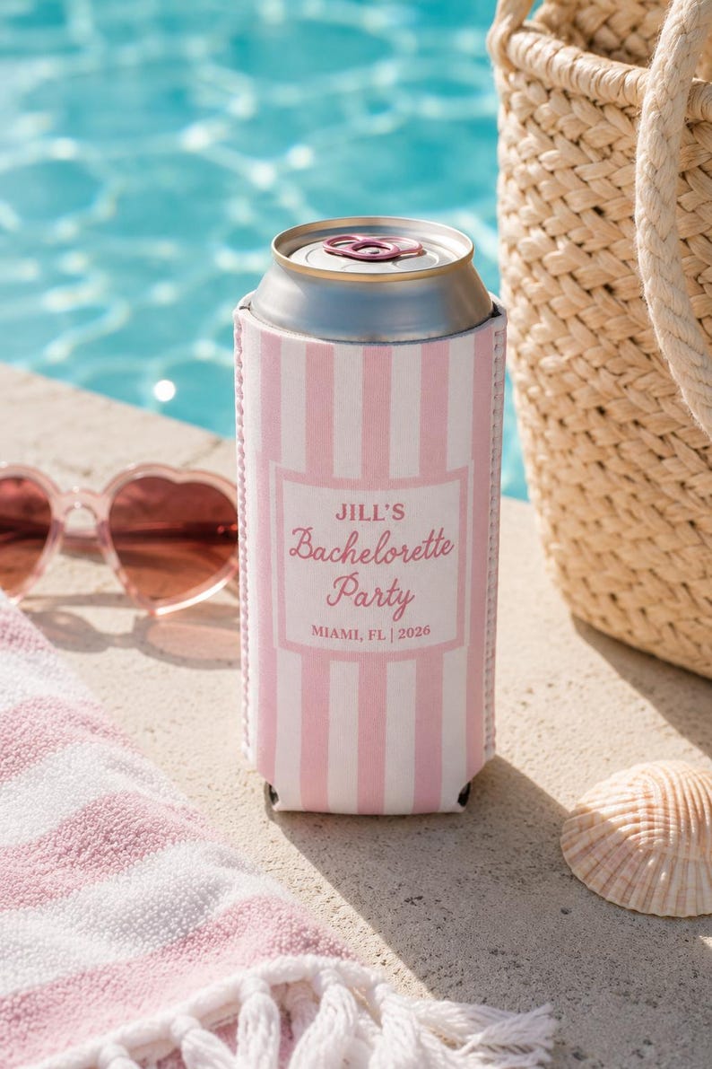Peut inclure: Un refroidisseur de canette &agrave; rayures roses et blanches avec le texte "Jill's Bachelorette Party, Miami, FL | 2026." Le refroidisseur est &agrave; c&ocirc;t&eacute; d'un sac de plage, de lunettes de soleil, d'un coquillage et d'une serviette ray&eacute;e.