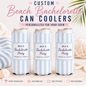 Peut inclure: Trois refroidisseurs de canettes personnalis&eacute;s avec des rayures verticales bleues et blanches. Chaque refroidisseur porte une &eacute;tiquette blanche avec le texte "JILL'S Bachelorette Party, Miami, FL | 07.06.27". Le texte sup&eacute;rieur indique "CUSTOM Beach Bachelorette CAN COOLERS".