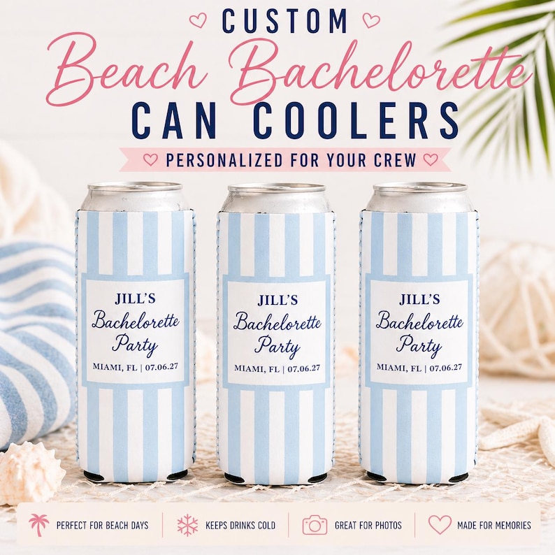 Peut inclure: Trois refroidisseurs de canettes personnalis&eacute;s avec des rayures verticales bleues et blanches. Chaque refroidisseur porte une &eacute;tiquette blanche avec le texte "JILL'S Bachelorette Party, Miami, FL | 07.06.27". Le texte sup&eacute;rieur indique "CUSTOM Beach Bachelorette CAN COOLERS".