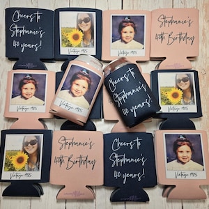 K&ouml;nnte beinhalten: Eine Sammlung personalisierter Getr&auml;nkek&uuml;hler in Marineblau und Altrosa. Einige K&uuml;hler zeigen ein Foto mit dem Text "Vintage 1985". Andere haben den Text "Cheers to Stephanie's 40 years!" oder "Stephanie's 40th Birthday."
