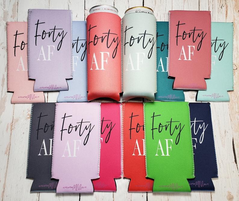 Puede incluir: Una colecci&oacute;n de 10 enfriadores de latas de colores con el texto "Forty AF" impreso en ellos. Los enfriadores est&aacute;n hechos de neopreno y tienen una cremallera blanca.