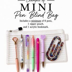 Puede incluir: Un set de mini bol&iacute;grafos sorpresa que incluye un estuche de malla blanca con cremallera, seis bol&iacute;grafos de varios colores y dise&ntilde;os, y un marcap&aacute;ginas de acr&iacute;lico con forma de clip grande relleno de purpurina colorida en forma de estrella.