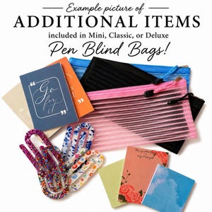 Puede incluir: Una colecci&oacute;n de art&iacute;culos de papeler&iacute;a que incluye estuches de malla con cremallera en azul, negro y rosa, cuadernos peque&ntilde;os con texto, clips gigantes con purpurina y motivos florales, y tarjetas decorativas con im&aacute;genes de flores y cielos.