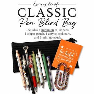 Puede incluir: Un estuche negro con cremallera que contiene diez bol&iacute;grafos variados, un marcap&aacute;ginas de acr&iacute;lico y una mini libreta. El texto dice: Example of CLASSIC Pen Blind Bag. Includes a minimum of 10 pens, 1 zipper pouch, 1 acrylic bookmark, and 1 mini notebook.