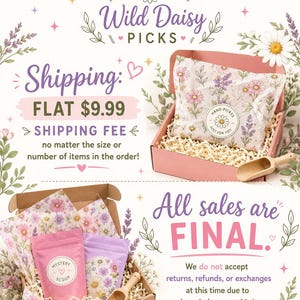 Puede incluir: Dos cajas de cart&oacute;n abiertas que contienen art&iacute;culos sorpresa envueltos en papel de seda floral con patrones de margaritas y lavanda. Cada caja incluye una peque&ntilde;a pala de madera y relleno de papel. Una caja es rosa, la otra es marr&oacute;n.