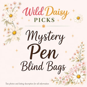 Puede incluir: Un gr&aacute;fico cuadrado con fondo rosa claro que presenta ilustraciones de margaritas blancas en las esquinas. El texto dice Wild Daisy PICKS Mystery Pen Blind Bags. En la parte inferior, el texto indica See photos and listing description for all information.