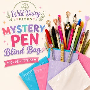 Puede incluir: Una colecci&oacute;n de bol&iacute;grafos variados en diversos colores y dise&ntilde;os, algunos con adornos en la parte superior, presentados con bolsas de colores. El texto dice Wild Daisy Picks Mystery Pen Blind Bag y 100+ Pen Styles. Los bol&iacute;grafos presentan diversos patrones, purpurina y dijes.