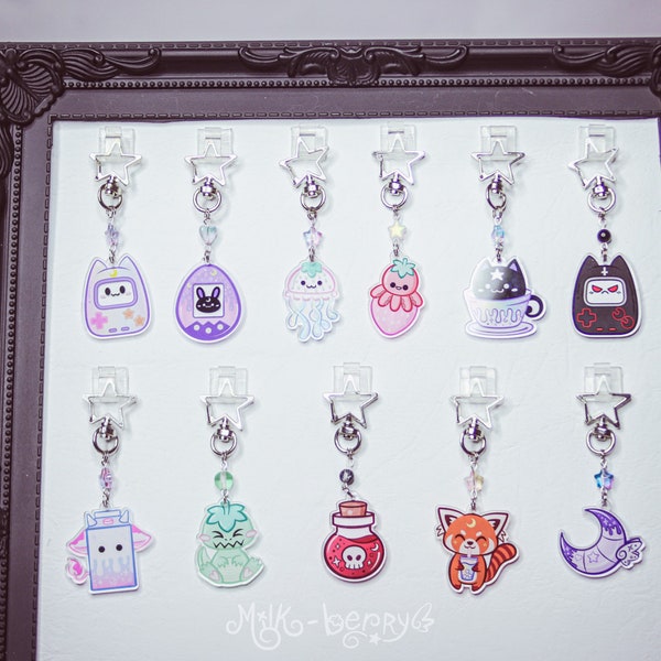 Porte-clé Acrylique Kawaii / Chat Méduse Tamagotchi Lapin Octopus Fraise Panda Roux Lait Lune Dino Potion