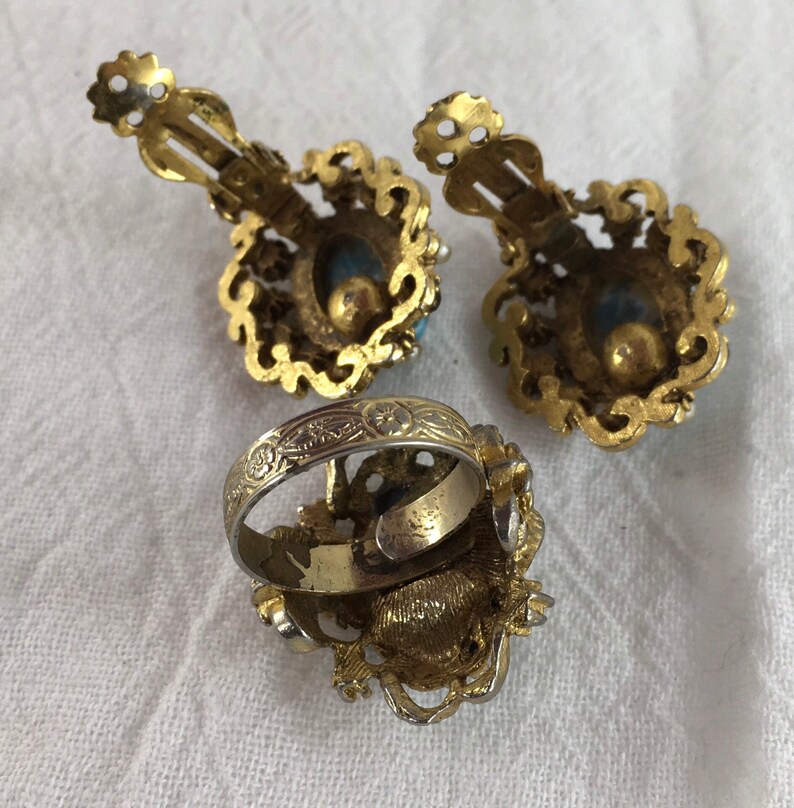 Stunning adjustable vintage ring and clip earring set!