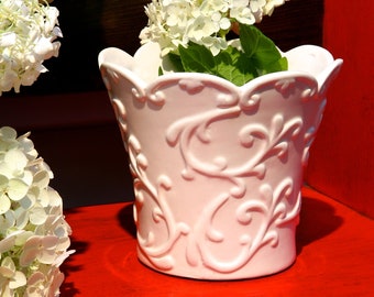 WHITE CERAMIC POT