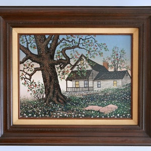 Könnte beinhalten: Ein gerahmtes Gemälde, das ein weißes Bauernhaus mit einem großen Baum im Vordergrund zeigt. Das Haus hat eine Veranda und Fenster, durch die Licht scheint. Der Baum hat rote Beeren und der Boden ist mit weißen Blumen bedeckt. Das Gemälde ist unten rechts mit "H. Rousseau" signiert.