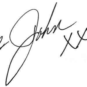 Puede incluir: Una firma en blanco y negro con el nombre "Love John" y una serie de marcas "X".