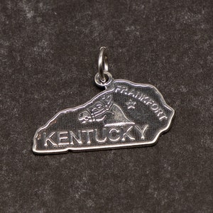 Peut inclure: Breloque en argent en forme de l'état du Kentucky avec les mots "Kentucky" et "Frankfort" inscrits dessus.