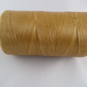 70 libras. Pruebe 300 yardas de tendón artificial estadounidense de color natural para eventos y artesanías de Pow Wow, medievales y renacentistas. Tendón encerado.