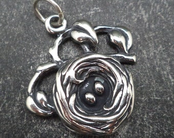 Breloque nid d'oiseau en argent sterling pour bracelet à breloques. Nid avec breloque oeufs d'oiseau, breloque oiseau,