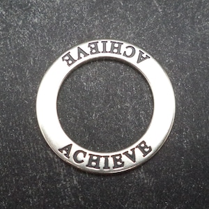 PLATA DE LEY Colgante Mantra Achieve Affirmation Circle para ayudar repitiendo citas motivacionales