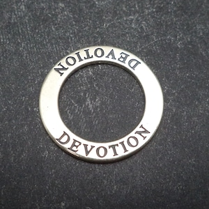 Colgante de mantra circular de afirmación de devoción de plata esterlina para ayudar repitiendo citas motivacionales