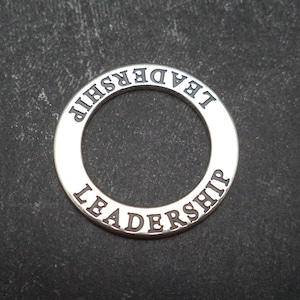 Colgante de mantra circular de afirmación de liderazgo en plata esterlina para ayudar repitiendo citas motivacionales