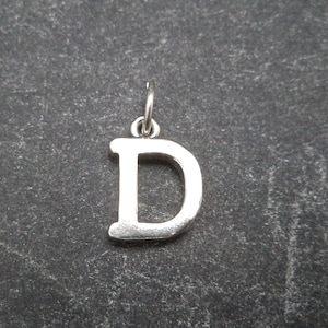 Charm de letra D en 3D en plata de ley para pulsera de dijes