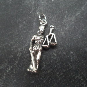 Srebrny wisiorek 3D Lady Justice do bransoletki z zawieszkami
