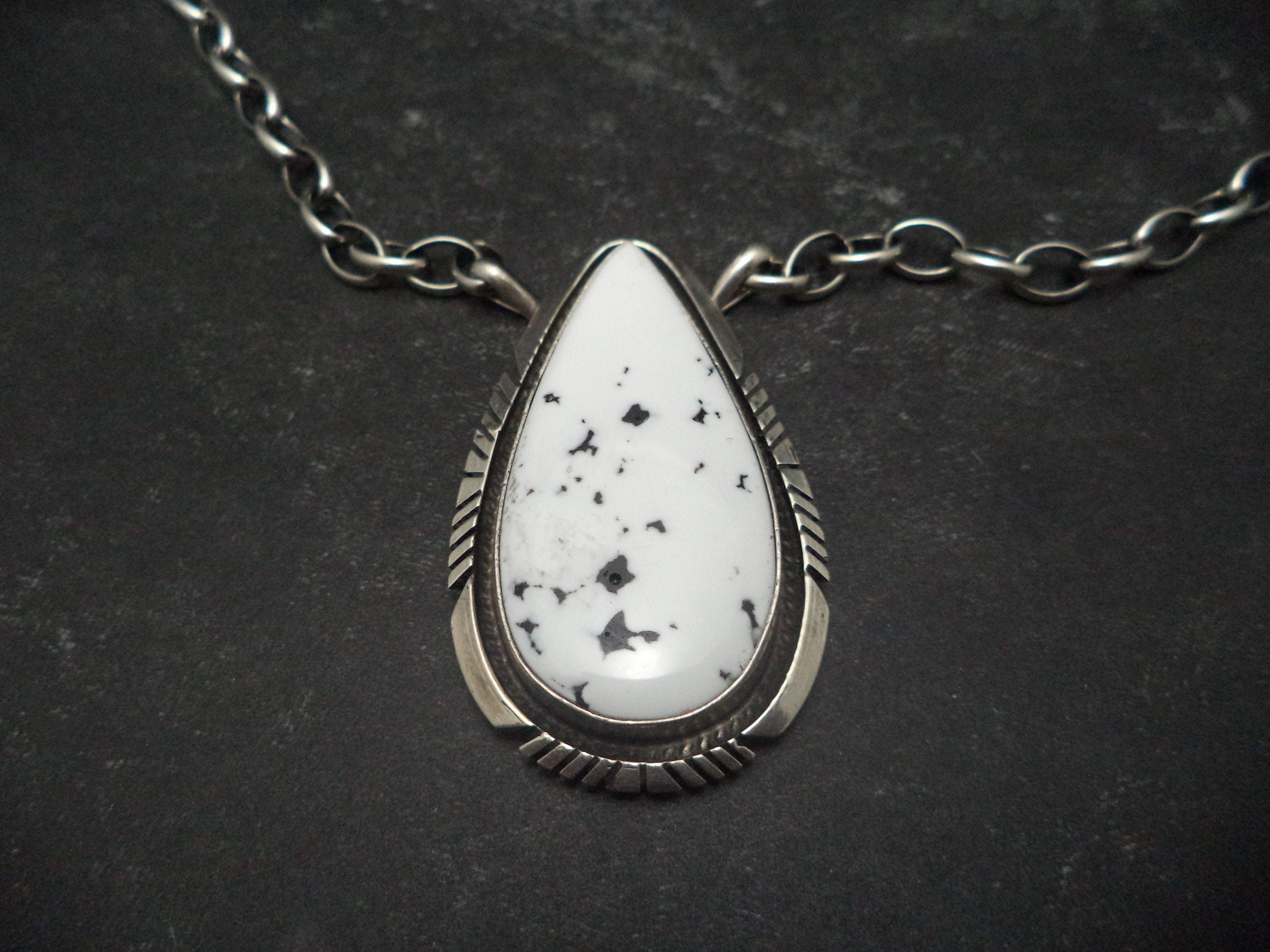 Navajo Alfred Martinez ホワイトバッファロー ネックレス Navajo Alfred Martinez ホワイトバッファロー ネックレス