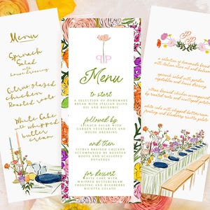 Puede incluir: Tres tarjetas de men&uacute; blancas con dise&ntilde;os florales y texto dorado. Los men&uacute;s enumeran platos como ensalada de espinacas, pollo glaseado con c&iacute;tricos y pastel blanco. La tarjeta central presenta un borde floral y la palabra "Men&uacute;".