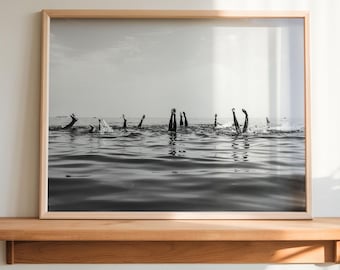 Impressão minimalista de oceano, impressão de natação, fotografia de estilo de vida de praia em preto e branco, arte de parede de casa de praia, impressão de praia, decoração clássica emoldurada