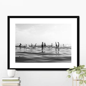 Impresión minimalista del océano, impresión de natación, fotografía de estilo de vida playero en blanco y negro, arte de pared de casa de playa, impresión de playa, arte decorativo clásico enmarcado