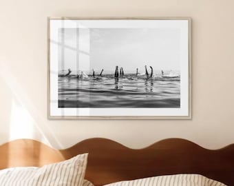 Photo noir et blanc à télécharger, natation, appui renversé, téléchargement numérique, impression photo pour dortoir, plaisir côtier, meilleurs amis, collège, impression d'art mural