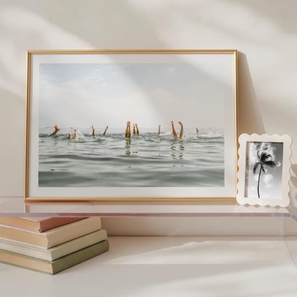 Foto de parada de manos para nadar, descarga digital, impresión de fotos de dormitorio, foto de mejores amigos divertida en la costa, arte de pared universitario preppy