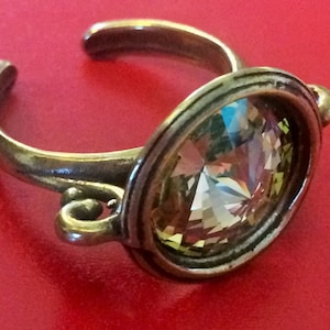 Leuchtende grüne Swarovski-Kristallring, Vintage-Stil Ring, antikes Messing überzogener Zinn-regulierbarer Ring