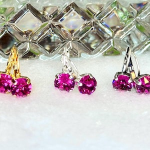 Pendientes de cristal Swarovski fucsia, cristal chatón redondo de 8 mm, engastado en garras en plata, oro o plata antigua con baño de palanca.