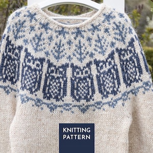 Könnte beinhalten: Ein beigefarbener Langarmpullover mit Rundhalsausschnitt und einer Passe, die mit einem sich wiederholenden dunkelblauen Eulenmotiv und geometrischen Baummustern verziert ist. Ein dunkelblaues Quadrat unten mittig zeigt den weißen Text KNITTING PATTERN.