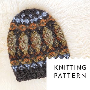 Puede incluir: Patrón de tejido para un gorro de punto marrón, naranja y verde con ribete azul y blanco.