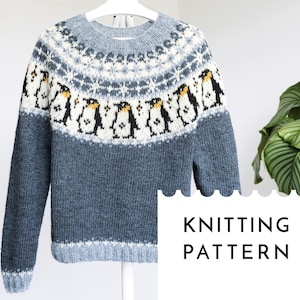 Puede incluir: Patrón de tejido para un suéter azul con un diseño de pingüino blanco y gris. El patrón incluye el texto "Knitting Pattern".