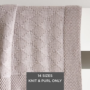 Puede incluir: Una manta tejida de color malva claro con un patrón de diamantes texturizado y un borde ancho de punto de arroz. Un recuadro rectangular gris oscuro en la parte inferior muestra el texto blanco 14 SIZES KNIT & PURL ONLY, indicando la técnica.