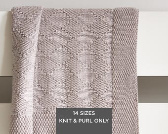 Può includere: Una coperta lavorata a maglia color malva chiaro con un motivo a rombi testurizzato e un ampio bordo a grana di riso. Un riquadro rettangolare grigio scuro in basso mostra il testo bianco 14 SIZES KNIT & PURL ONLY, indicando la tecnica usata.