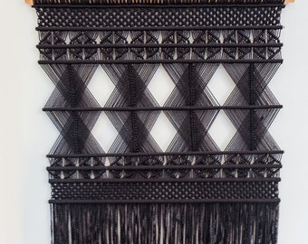 Schwarzes Makramee-Kopfteil, geometrische Wandkunst, handgeknüpfte Wanddekoration, trendiger Wandbehang, Schlafzimmerdekor, Akkustik Warm & Atmosphärisch